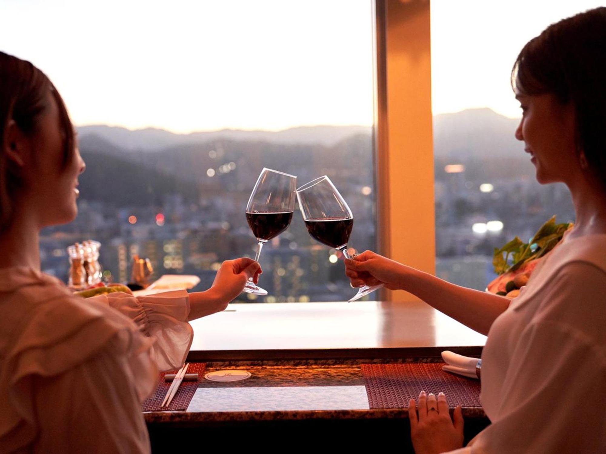 Sapporo Prince Hotel Exteriör bild A toast with wine
