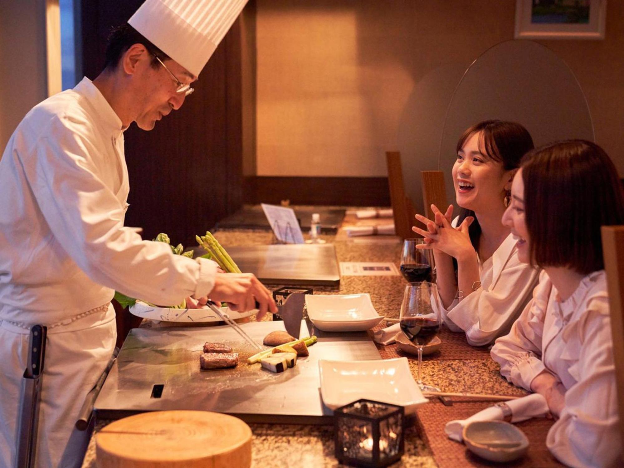 Sapporo Prince Hotel Exteriör bild A Japanese chef preparing sushi