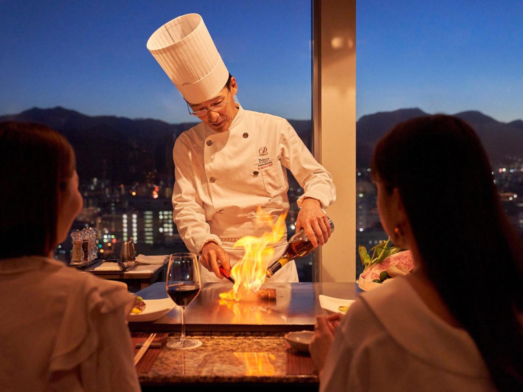 Sapporo Prince Hotel Exteriör bild A chef cooking at the restaurant